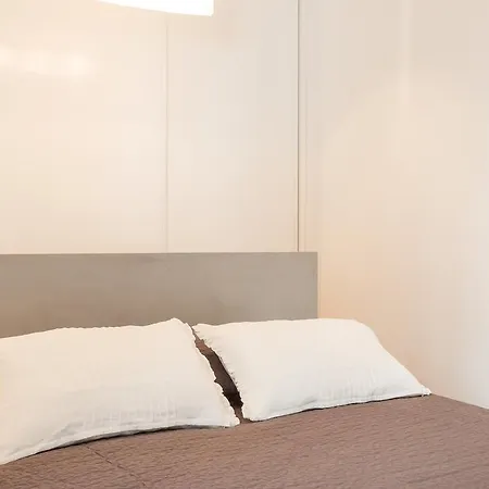 Lxroller Republic Business Apartment
